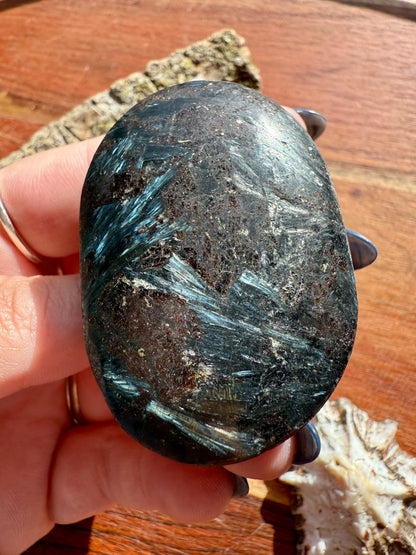 FIREWORK GARNET PALM STONE