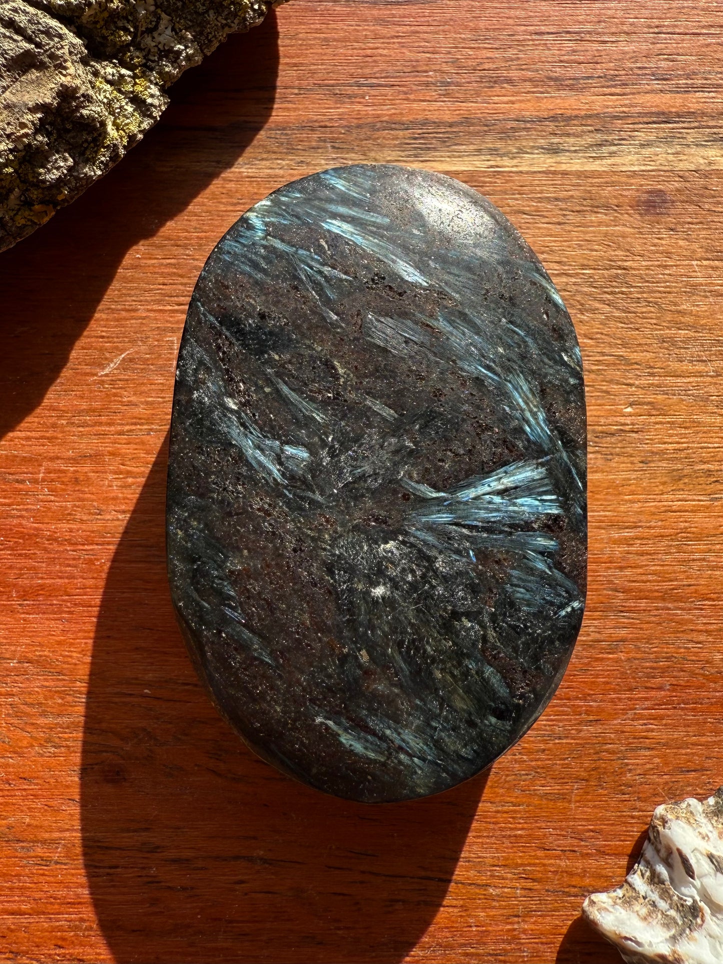 FIREWORK GARNET PALM STONE