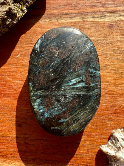 FIREWORK GARNET PALM STONE
