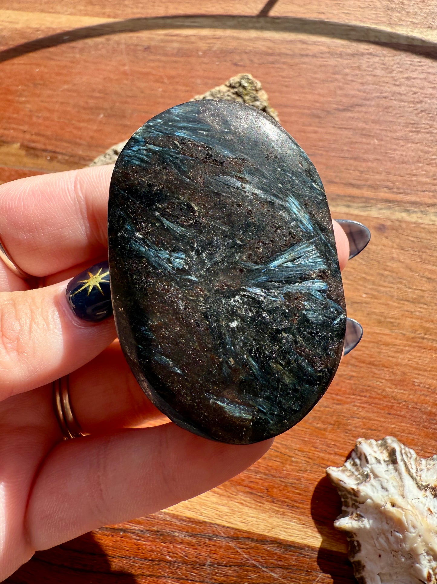 FIREWORK GARNET PALM STONE