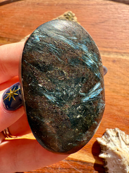 FIREWORK GARNET PALM STONE