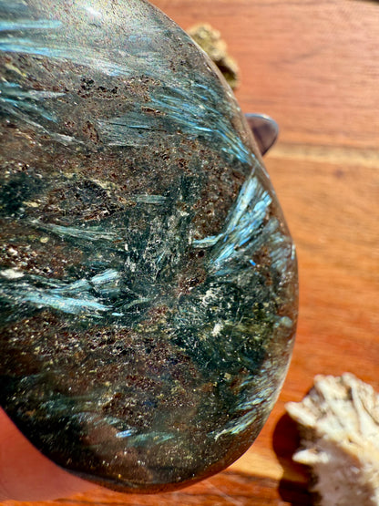 FIREWORK GARNET PALM STONE