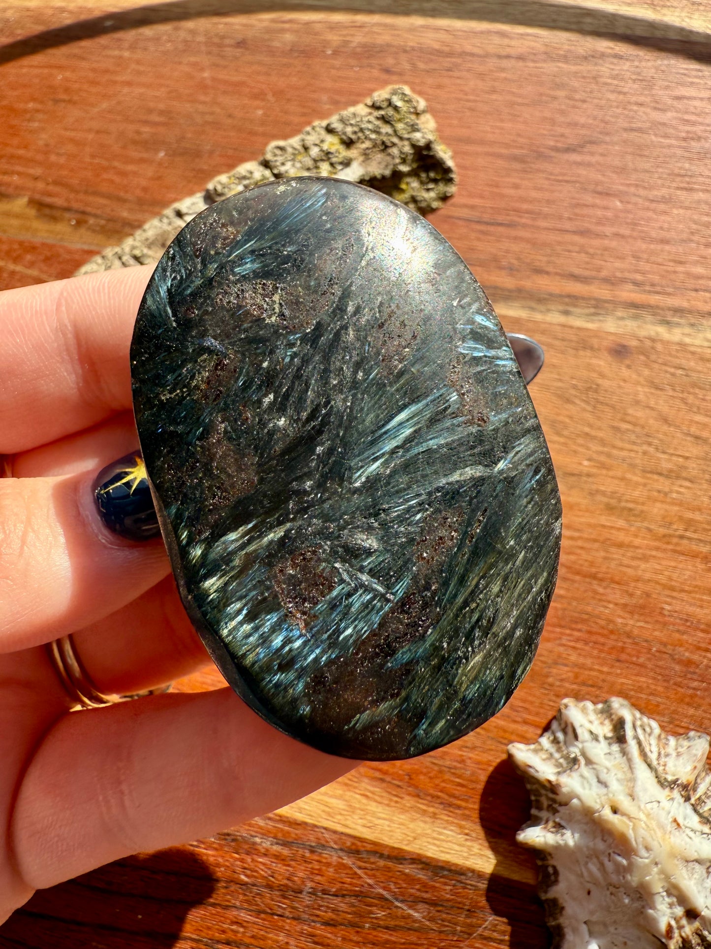 FIREWORK GARNET PALM STONE