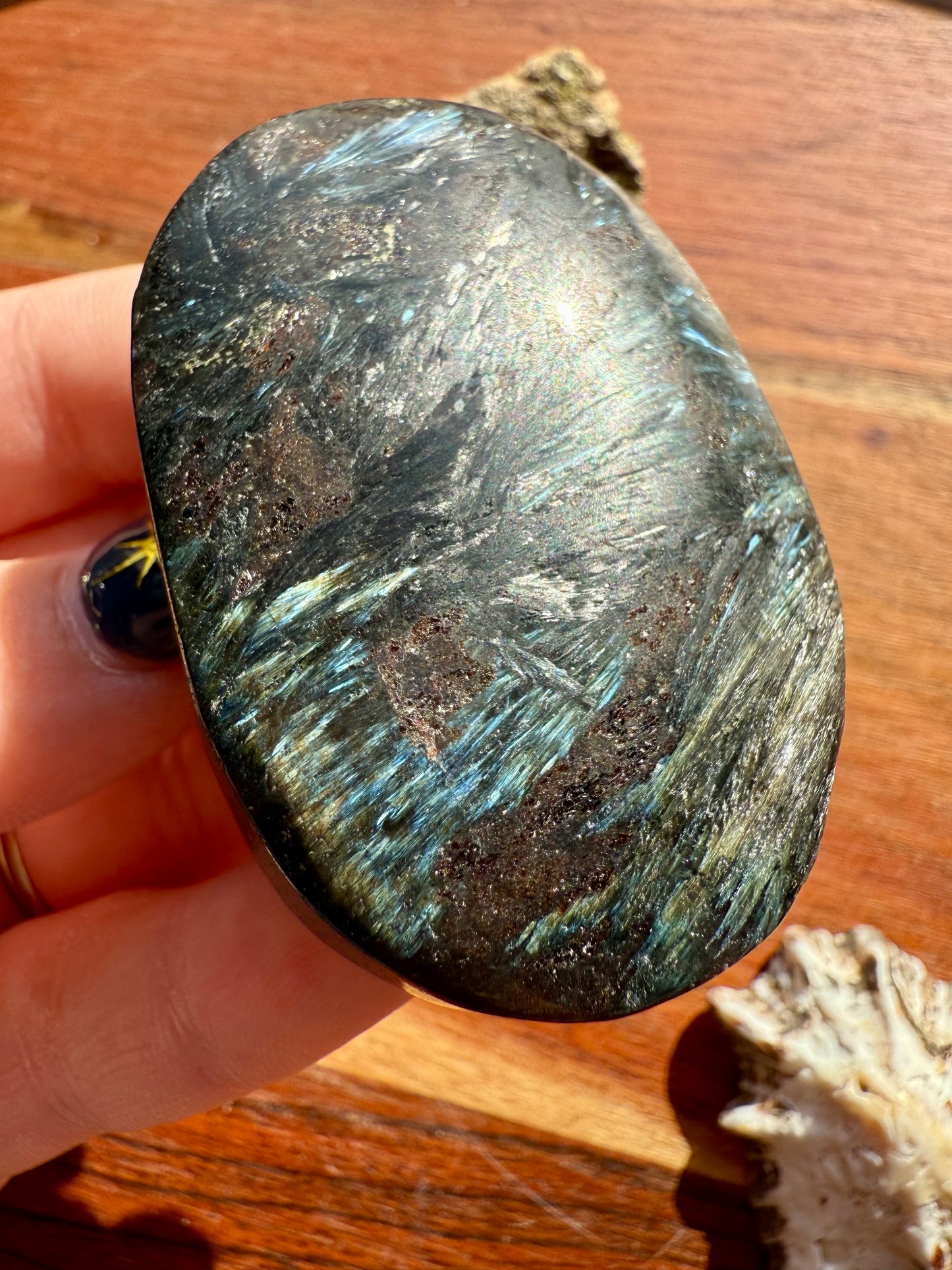 FIREWORK GARNET PALM STONE