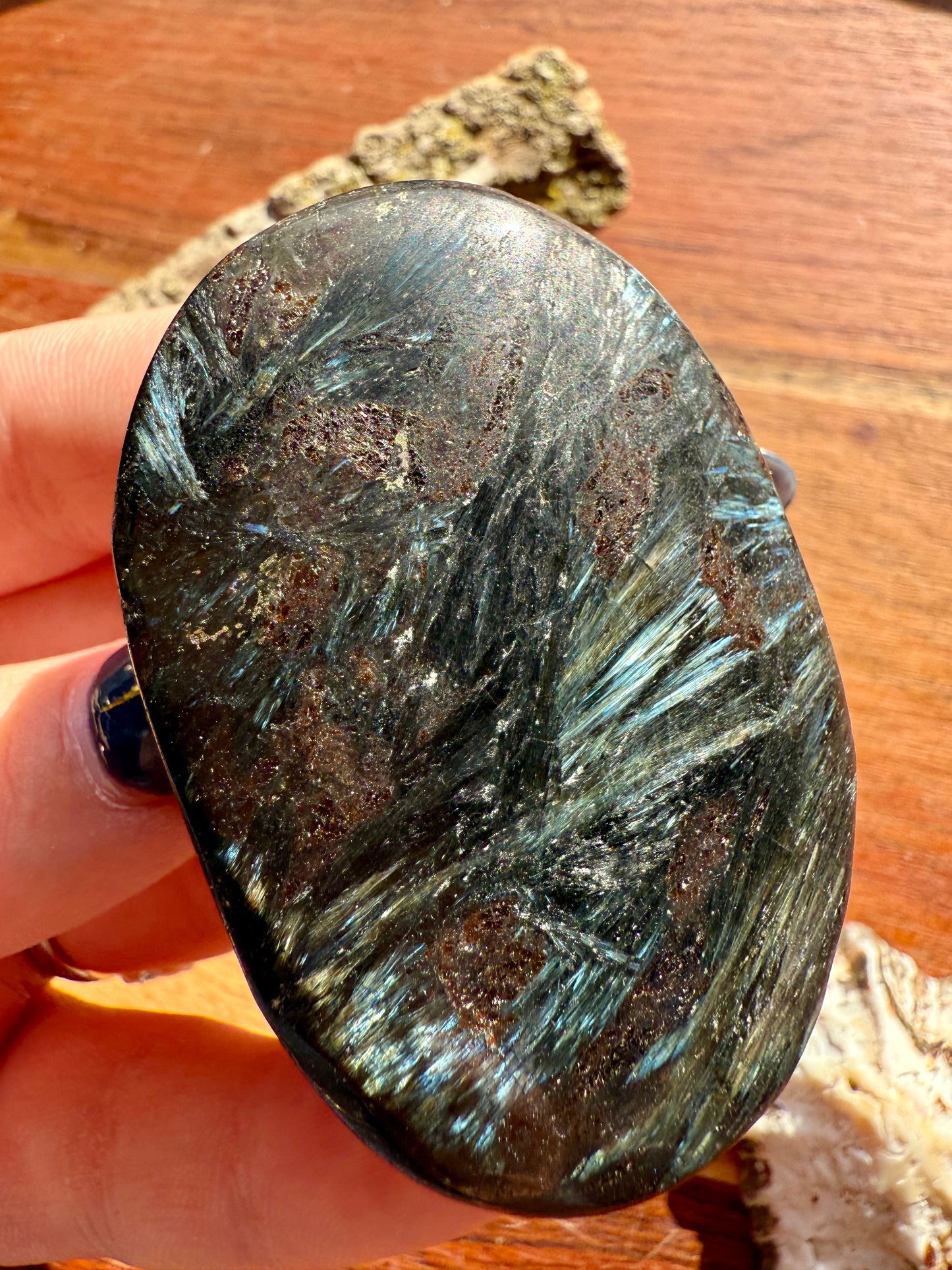 FIREWORK GARNET PALM STONE