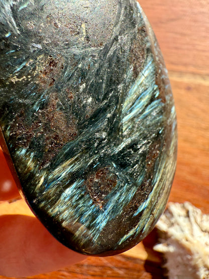 FIREWORK GARNET PALM STONE