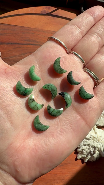 MINI EMERALD FACETED MOON CARVING [QTY. 1]